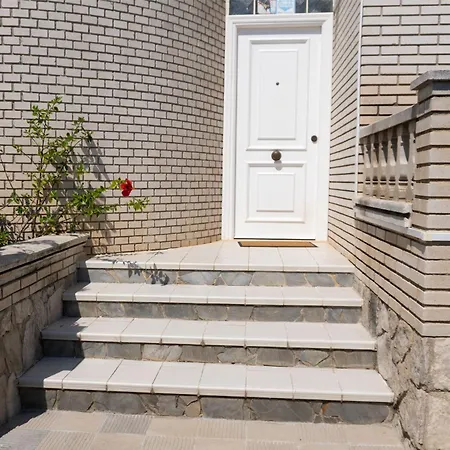 Villa Casa Cesar Martinell 1 *